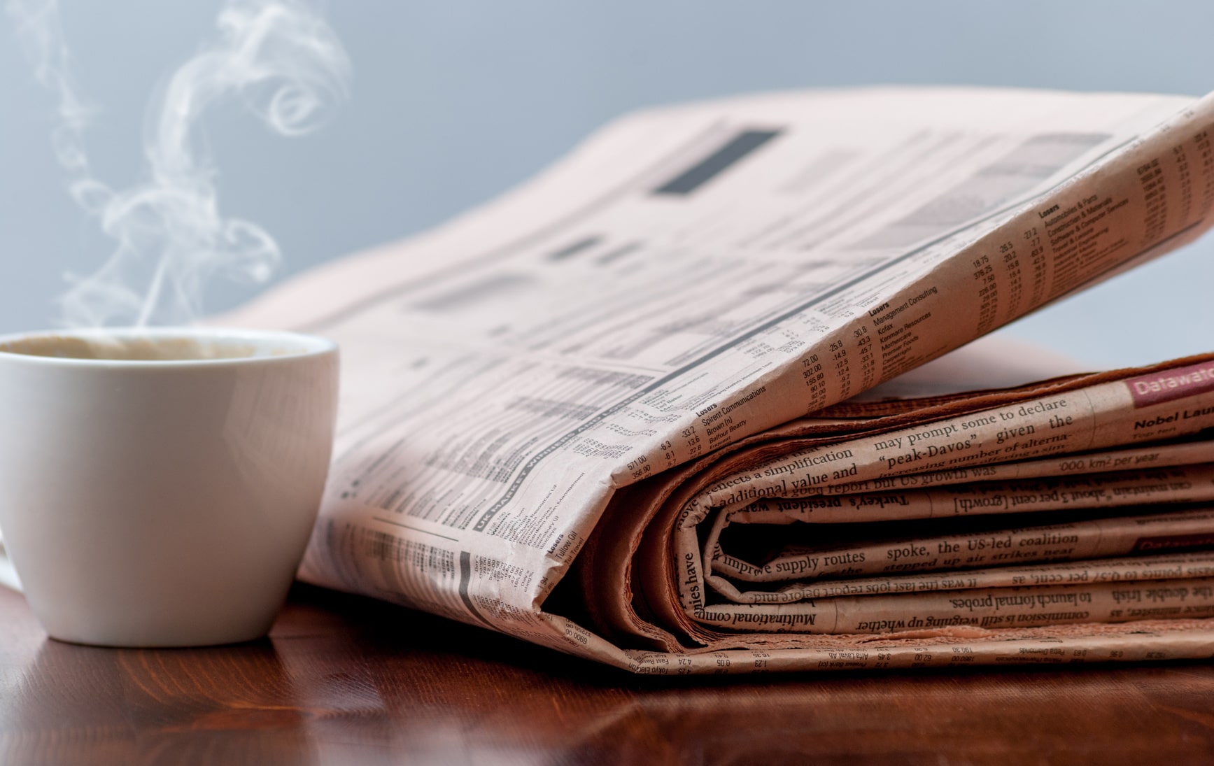 a-la-une-medias Newspaper and coffee